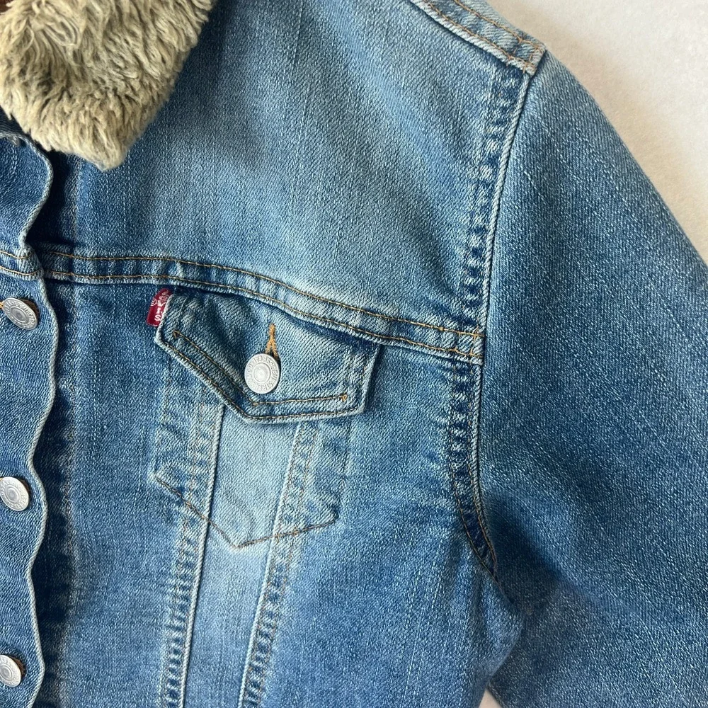 Levi's Women's M Denim Trucker Jacket Blue Button Sherpa Fur Trim 90s‎ Y2k